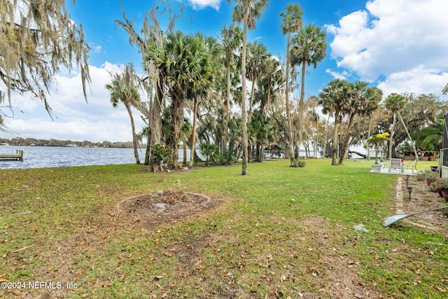 view of yard featuring a water view