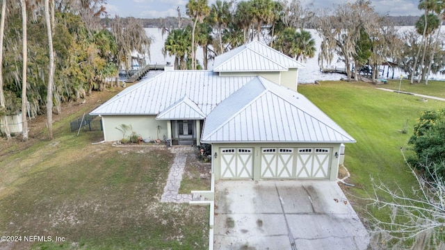 view of front of property featuring a front yard and a garage