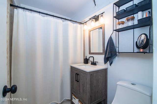 bathroom featuring a shower with curtain, vanity, and toilet