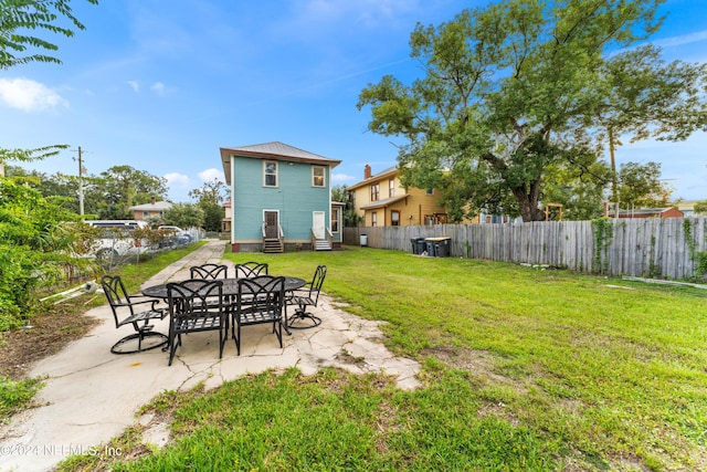 view of yard featuring a patio