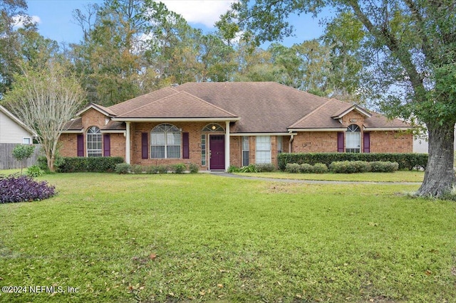 single story home with a front lawn