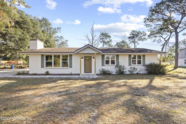 single story home featuring a front lawn