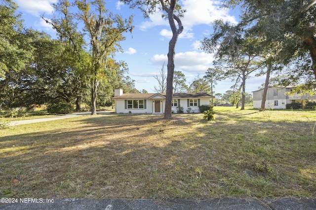 ranch-style home featuring a front lawn