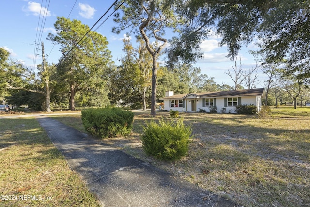 view of front of property featuring a front lawn