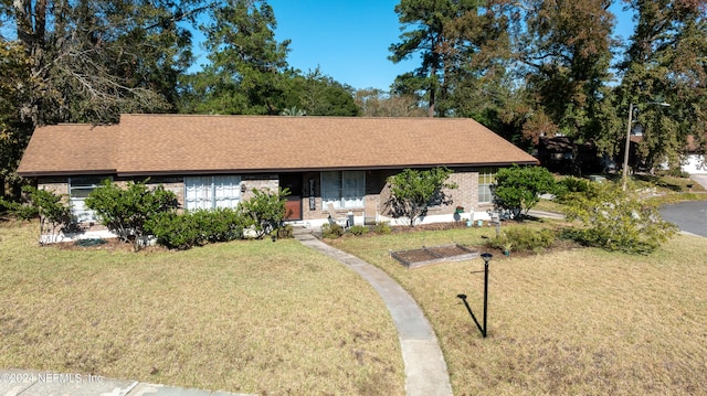 single story home with a front lawn