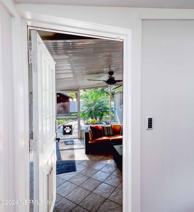 entryway with ceiling fan