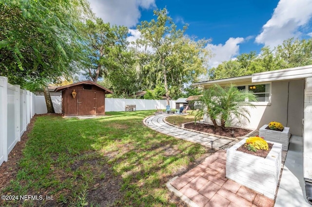 view of yard featuring a storage unit