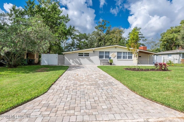 ranch-style home featuring a front lawn