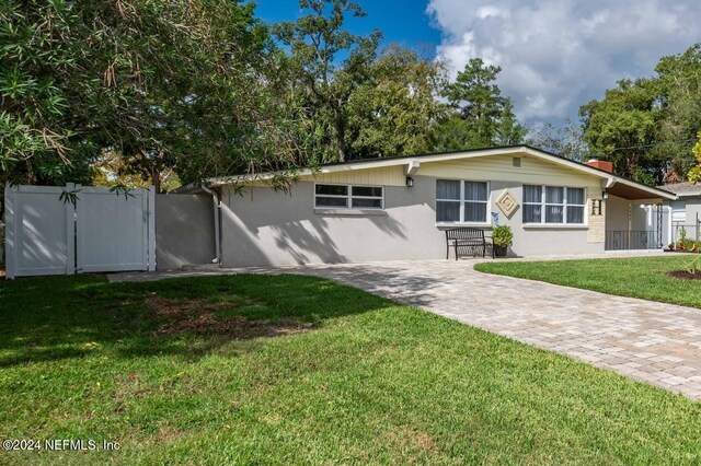 ranch-style home featuring a front yard