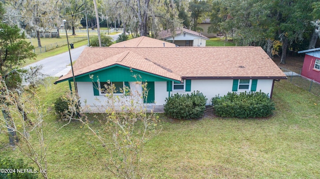 view of front of property with a front yard