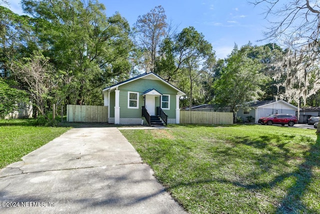 view of front of house with a front lawn