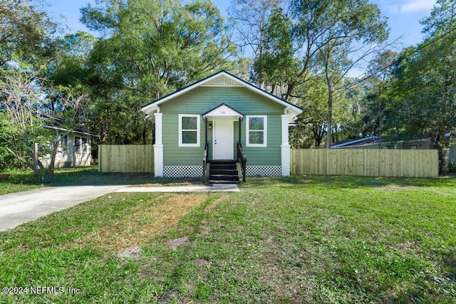 view of front facade with a front lawn