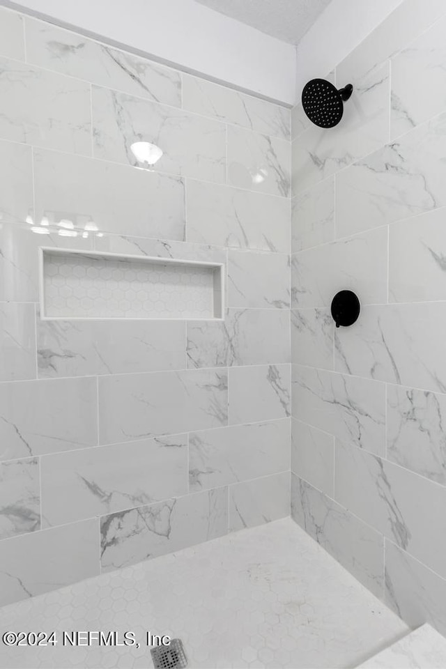 bathroom featuring a tile shower