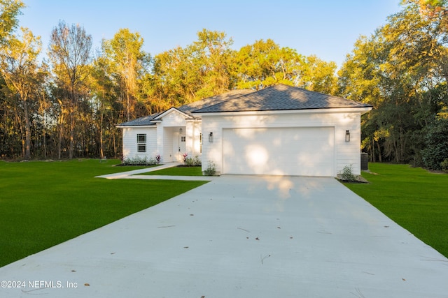 view of front facade featuring a garage and a front lawn