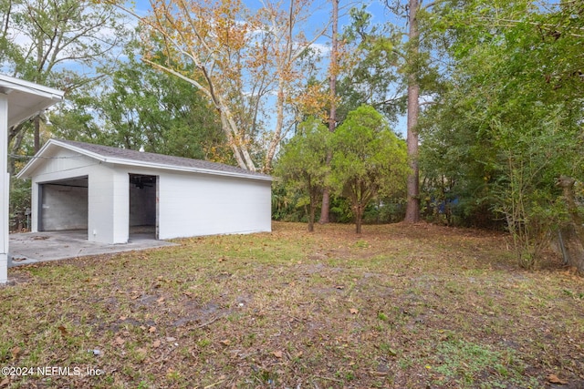 view of yard with a garage and an outdoor structure