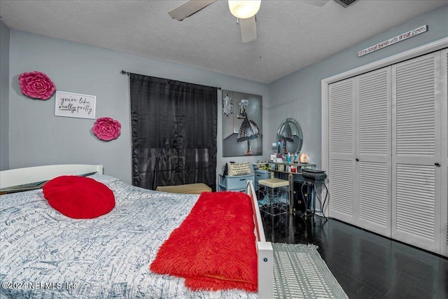 bedroom featuring ceiling fan, dark hardwood / wood-style flooring, a textured ceiling, and a closet