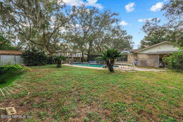 view of yard featuring a fenced in pool