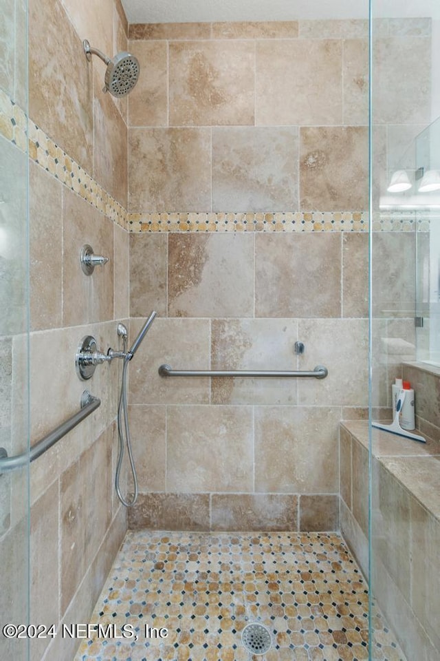 bathroom featuring tiled shower