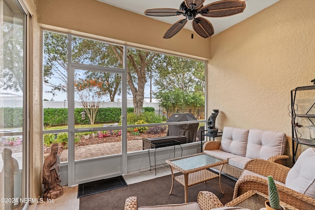 sunroom with ceiling fan