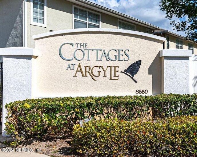 view of community / neighborhood sign