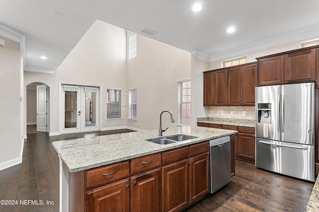 kitchen featuring sink, dark hardwood / wood-style flooring, a center island with sink, appliances with stainless steel finishes, and ornamental molding