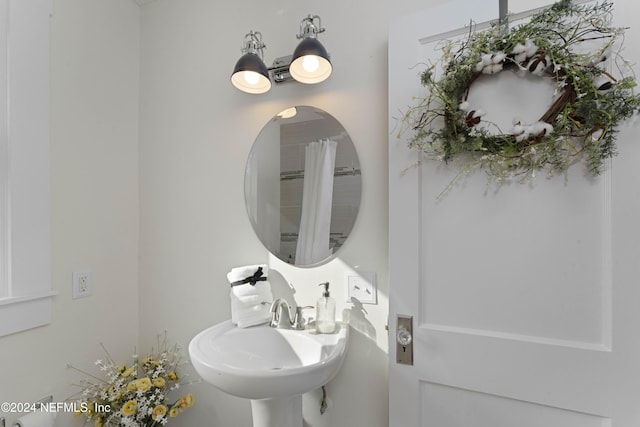 bathroom featuring sink