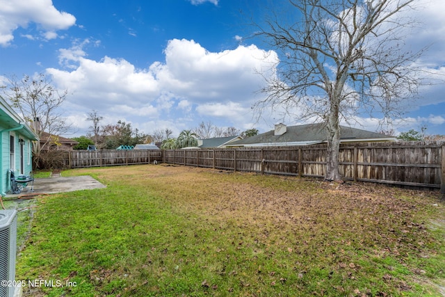 view of yard featuring a patio