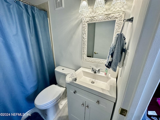 bathroom featuring a shower with curtain, vanity, and toilet