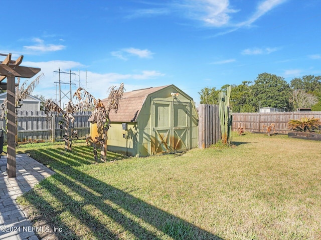 view of yard featuring a storage shed