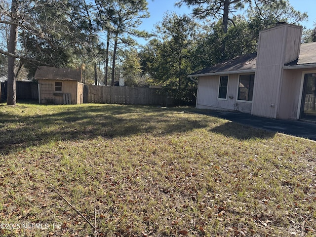 view of yard featuring a storage unit