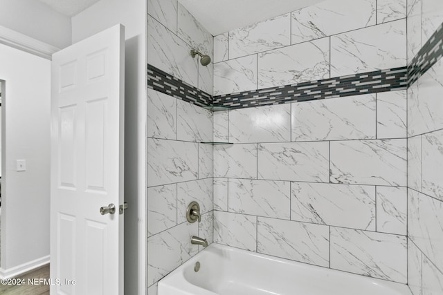 bathroom with tiled shower / bath combo