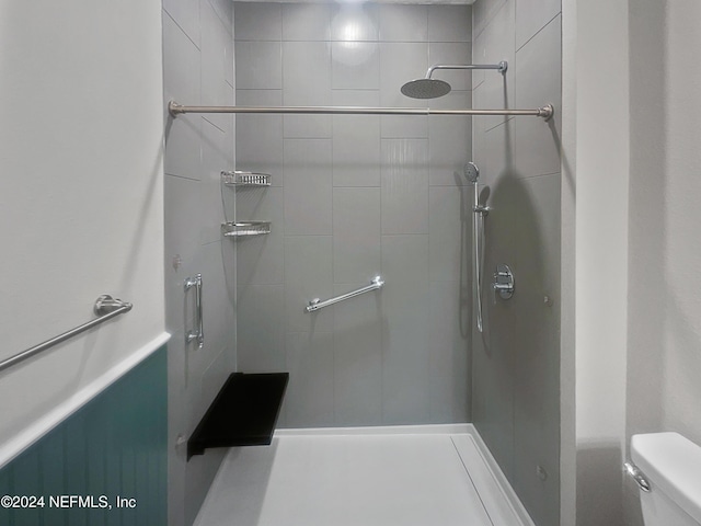 bathroom featuring toilet and tiled shower