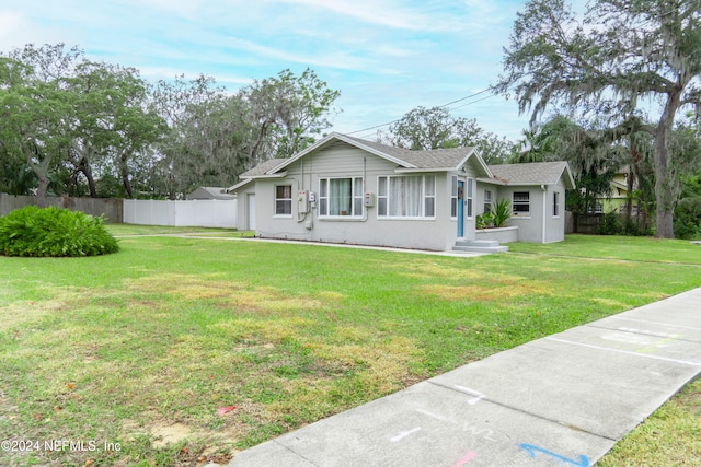 view of front facade with a front yard