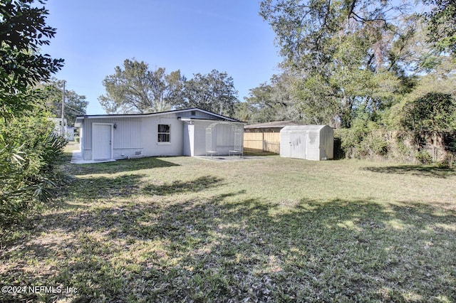 view of yard featuring a shed