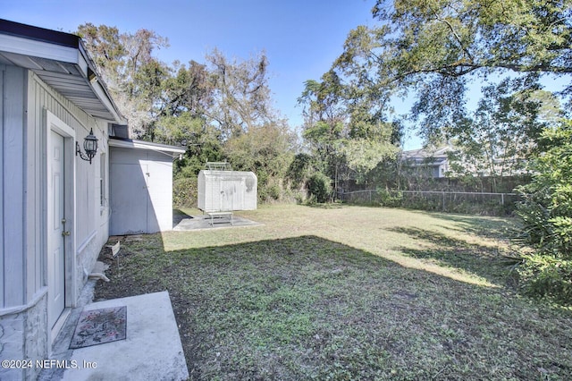 view of yard with a storage unit