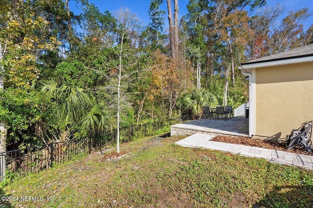 view of yard featuring a patio