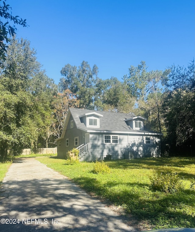 view of front facade with a front yard