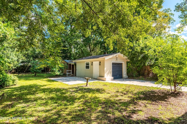 view of yard featuring an outbuilding and a garage