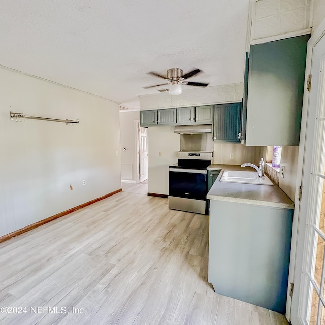 kitchen featuring gray cabinetry, ceiling fan, sink, light hardwood / wood-style flooring, and stainless steel range with electric stovetop