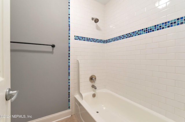 bathroom with tiled shower / bath