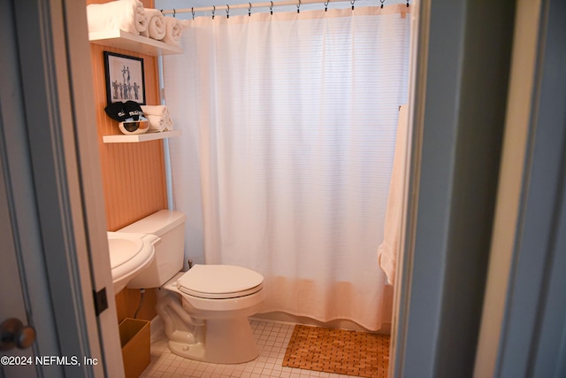 bathroom featuring tile patterned floors, toilet, and a shower with shower curtain