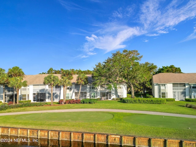 view of front of property featuring a front yard