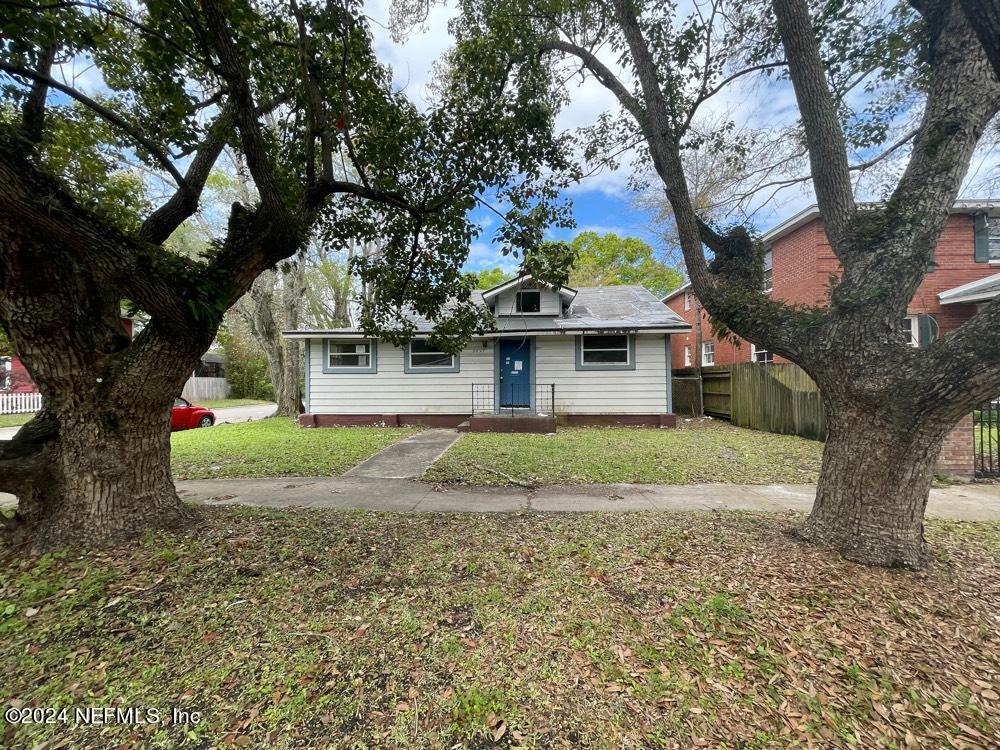 view of front of property with a front yard