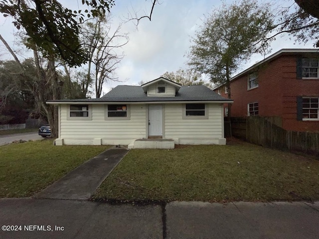 bungalow featuring a front lawn