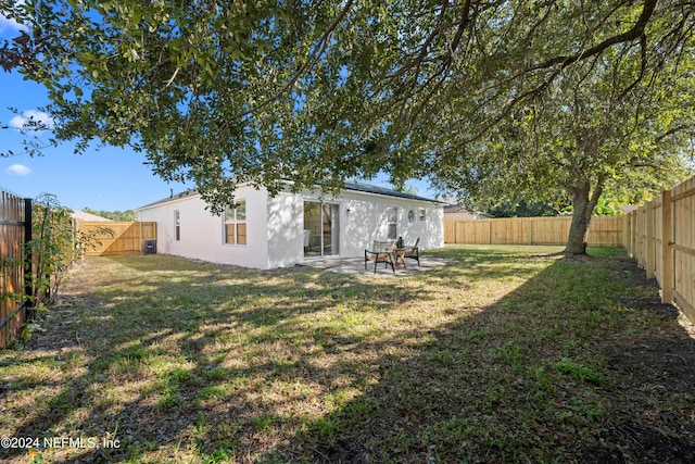 view of yard with a patio area