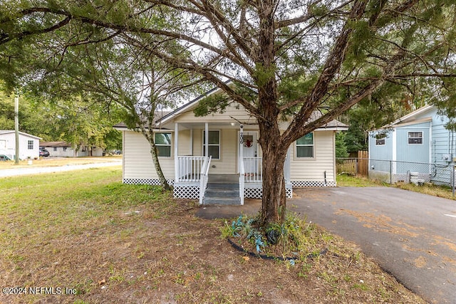 206 Citizen St, Green Cove Springs, FL 32043 - view of front of home featuring a porch