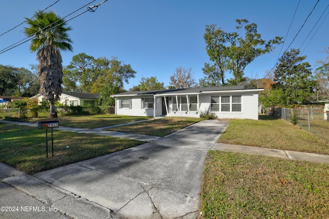 ranch-style home featuring a front lawn