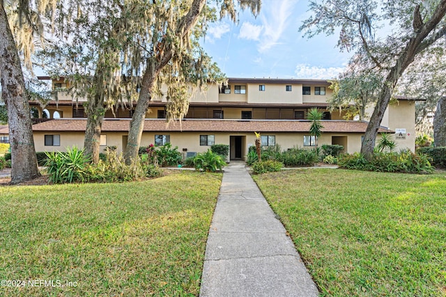 view of front facade with a front lawn