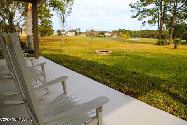 view of yard featuring a fire pit