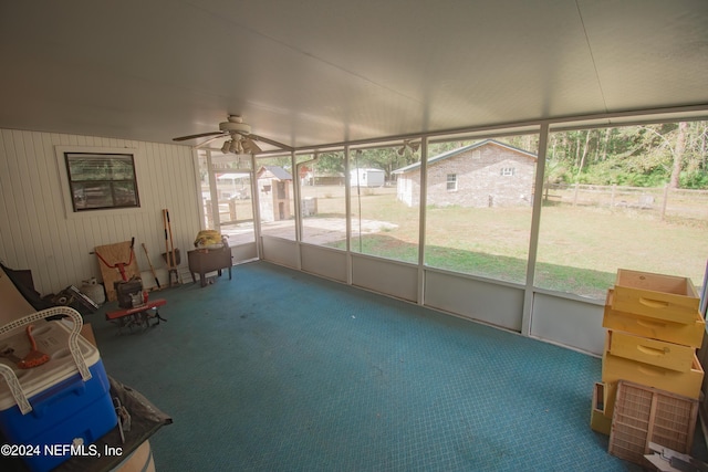 sunroom with ceiling fan